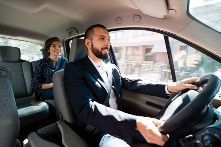 Chauffeur accueillant un client dans un taxi